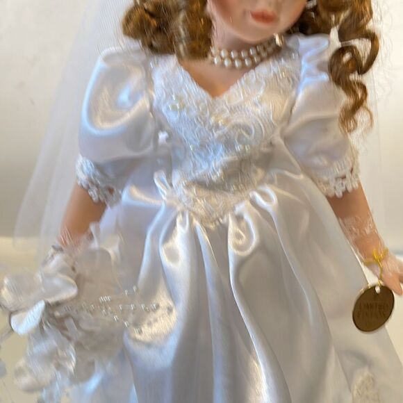 Bride porcelain doll 16 inches - Picture 3 of 10